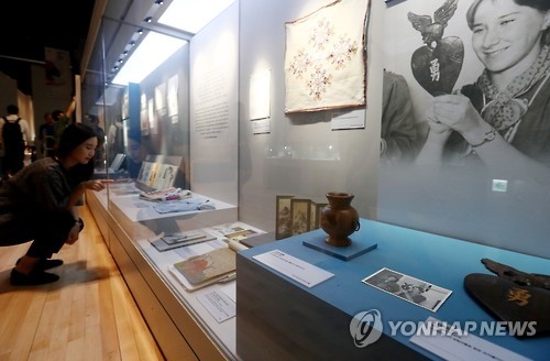 Visitors browse a special exhibition named "Beautiful Journey, Endless Friendship" at the National Museum of Korean Contemporary History on Sept. 12, 2016. The event highlights the half century of friendship between the South Korean people and the U.S. Peace Corps Volunteers (PCV), an overseas volunteer program for enhancing the social and cultural environments of developing countries. (Yonhap)
