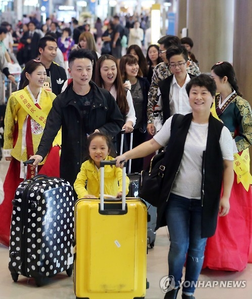 Chinese tourists arrive at Incheon International Airport, west of Seoul, on Sept. 30, 2015, on a trip during China's National Day holiday. (Yonhap)