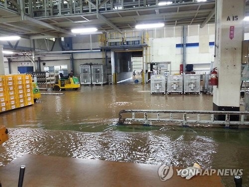 Hyundai Motor Co.'s plant in Ulsan is flooded as Typhoon Chaba hit the southern part of the country on Oct. 5, 2016. (Courtesy of the Ulsan branch of the Korean Confederation of Trade Union)