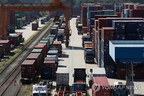 Uiwang Inland Container Depot in Uiwang, south of Seoul, remains deserted on Oct. 10, 2016, as unionized cargo truck drivers launched their general strike. (Yonhap)
