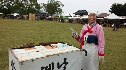 A vendor sells "yeot" at the Haemieupseong Festival on Oct. 7, 2016. (Yonhap)