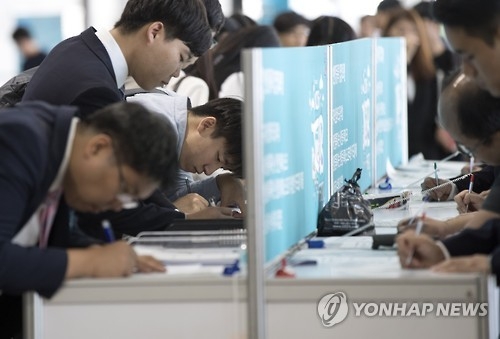 Job seekers prepare documents at a startup company job fair at COEX in Seoul on Oct. 6, 2016. (Yonhap)