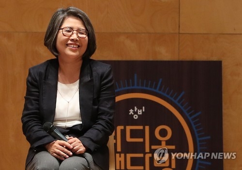 This photo, taken on Oct. 6, 2016, shows Kim Young-ran, the former head of the Anti-Corruption and Civil Rights Commission, holding a lecture at a Seoul university. (Yonhap) 