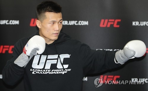 South Korean mixed martial arts (MMA) fighter Jung Chan-sung displays his punching skills at his gym in Seoul on Jan. 4, 2017. (Yonhap)