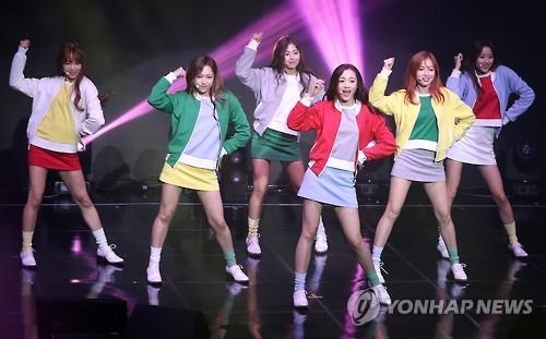 Girl group 'April' holds a media showcase in Seoul on Jan. 4, 2017. (Yonhap)