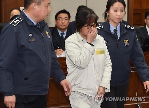 Choi Soon-sil, dubbed South Korea's "Rasputin," enters a Seoul courtroom on Jan. 5, 2017, to attend the first formal court hearing on a massive influence-peddling scandal that has led to President Park Geun-hye's impeachment. Choi, 60, is charged with abuse of power and attempted fraud. (pool photo) (Yonhap)