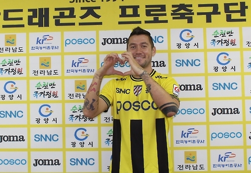 In this photo provided by Jeonnam Dragons on Jan. 9, 2017, Hungarian forward Robert Feczesin poses for a photo after signing with South Korean football club Jeonnam. (Yonhap)