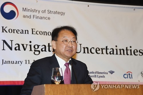 South Korea's Finance Minister Yoo Il-ho speaks at a conference in New York on Jan. 11, 2017. (Courtesy of the Ministry of Strategy and Finance)