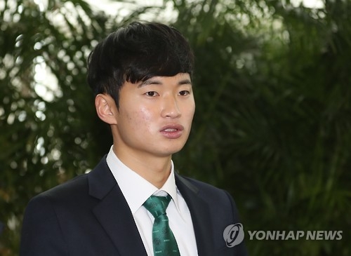Jeonbuk Hyundai Motors left back Kim Jin-su speaks to reporters at Incheon International Aiport before departing for the club's offseason training in Dubai, the United Arab Emirates, on Jan. 13, 2017. (Yonhap)