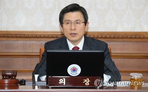 This photo, taken on Jan. 10, 2017, shows Acting President and Prime Minister Hwang Kyo-ahn speaking during a Cabinet meeting at the central government complex in Seoul. (Yonhap)