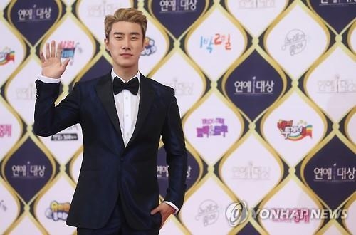 In this file photo taken on Dec. 24, 2016, singer San E poses for a photo at the 2016 KBS Entertainment Awards held in Yeouido, western Seoul. (Yonhap) 