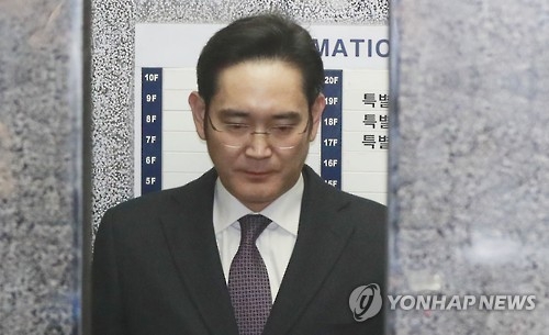 Samsung Group's heir apparent Lee Jae-yong enters the special prosecutors' office in southern Seoul on Jan. 18, 2017, before he heads to the Seoul Central District Court for a hearing that would decide the legality of his detention. (Yonhap)