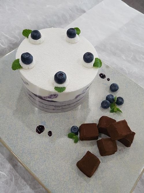Blueberry rice cake and chocolate by Kim Il-hwa