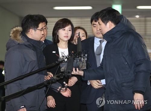 Culture Minister Cho Yoon-sun (C) arrives at the office of the special prosecutor's team in Seoul on Jan. 20, 2017, before attending a court hearing to review the legality of her arrest. The special prosecutor requested an arrest warrant for Cho over allegations she was involved in creating a blacklist of anti-government cultural figures while serving as a senior aide to President Park Geun-hye. (Yonhap)