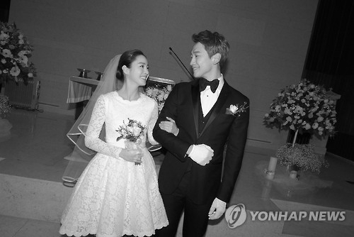 In this photo provided by the Rain Company, singer-actor Rain and actress Kim Tae-hee smile during their wedding at Gahoe-dong Church in central Seoul on Jan. 19, 2017. (Yonhap)
