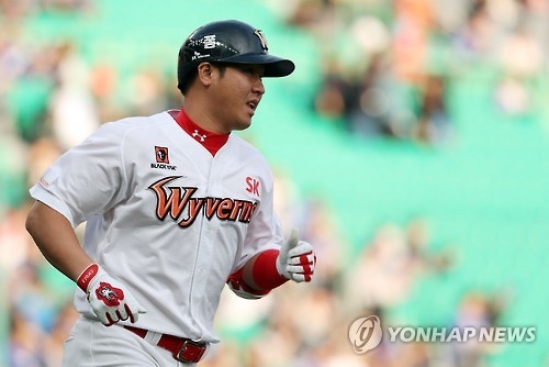 In this file photo taken on Oct. 8, 2016, Choi Jeong of the SK Wyverns rounds the bases after hitting his 40th home run of the Korea Baseball Organization season against the Samsung Lions at Incheon SK Happy Dream Park in Incheon. (Yonhap)