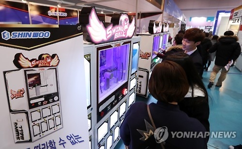 (Yonhap Feature) Slowing economy lures young Koreans to claw machines - 4