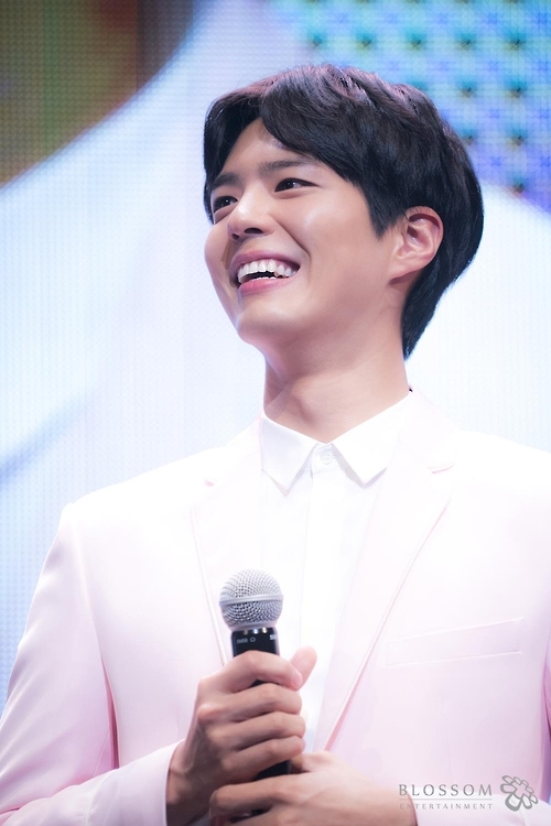Actor Park Bo-gum greeted by 5,000 fans in Japan - 3