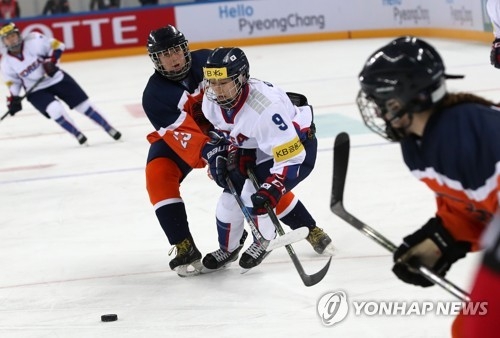 South Korean forward Park Jong-ah (C) battles Hilde Huisman of the Netherlands during the teams' final game at tge International Ice Hockey Federation Women's World Championship Division II Group A at Kwandong Hockey Centre in Gangneung, Gangwon Province, on April 8, 2017. (Yonhap)