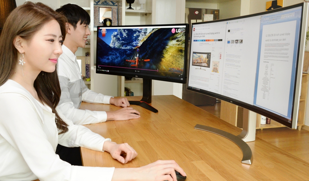 Models pose with the LG UltraWide Monitor in this photo released by LG Electronics Inc. on April 10, 2017. (Yonhap)