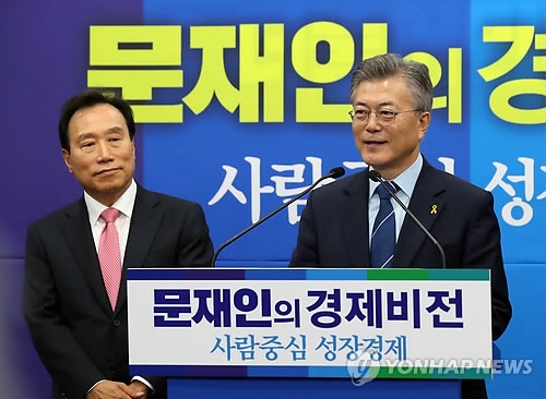 Moon Jae-in (R), the presidential candidate of the liberal Democratic Party, announces his economic policy pledges at the party headquarters in Seoul on April 12, 2017. (Yonhap)