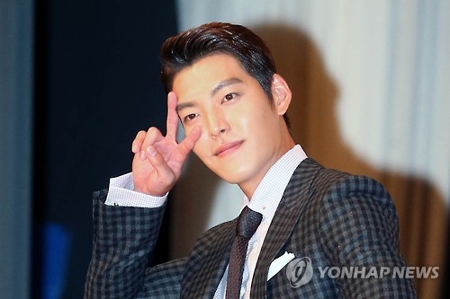 In this file photo taken on July 4, 2016, actor Kim Woo-bin poses for pictures during a press conference prior to the premiere of the KBS TV series "Uncontrollably Fond" in Seoul. (Yonhap)