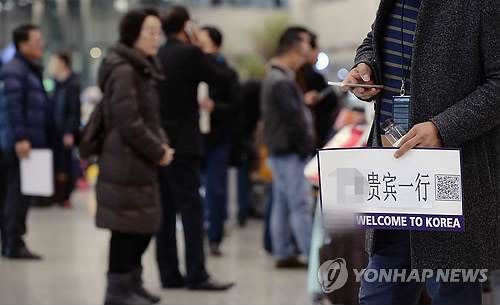 (LEAD) No. of Chinese travelers at Incheon airport drops by 37 pct