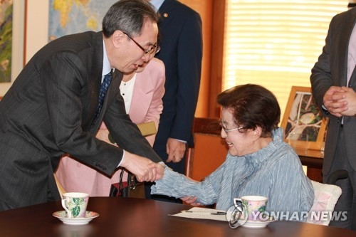 Wu Dawei (L) meets with Lee Hee-ho, the wife of late former South Korean President Kim Dae-jung, in Seoul on April 13, 2017. (Yonhap)