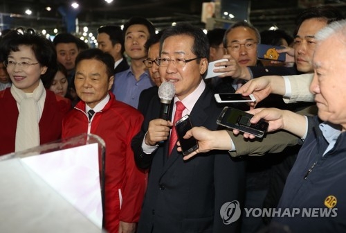Hong Joon-pyo of the former ruling Liberty Korea Party speaks to merchants during his visit to a wholesale market in Seoul on April 17, 2017. (Yonhap)