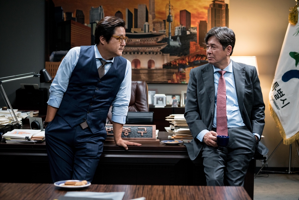 This photo provided by Showbox shows actors Kwak Do-won (L) and Choi Min-sik as Shim Hyeok-su and Byun Jong-gu in "The Mayor". (Yonhap)