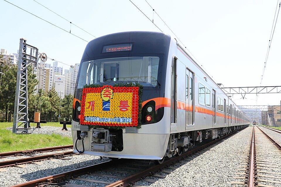 Hyundai Rotem's smart rail cars are added to a subway train in Busan, the country's largest southern port city (Photo courtesy of Hyundai Rotem) (Yonhap) 
