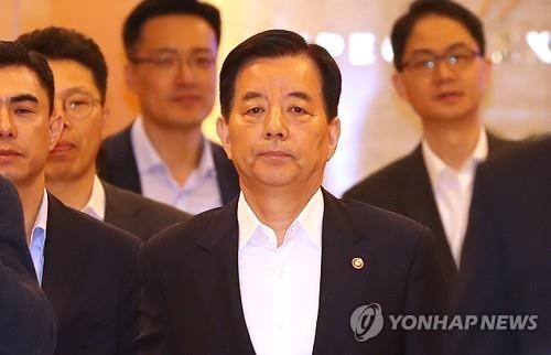 South Korean Defense Minister Han Min-koo (C) leaves Incheon International Airport for Singapore on June 2, 2017, to attend the Asia Security Summit. (Yonhap)
