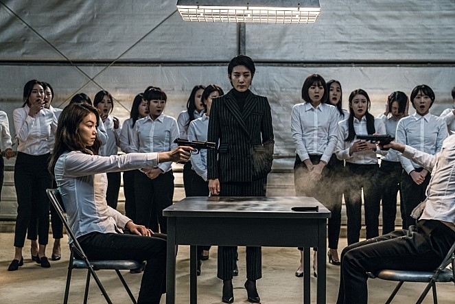 This photo provided by Next Entertainment World shows Kim Ok-vin (L) as Suk-hee and Kim Seo-hyung as Chief Kwon (C) in "The Villainess." (Yonhap) 