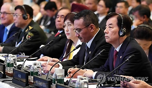 This photo provided by the Seoul defense ministry shows Han Min-koo, South Korea's defense minister (R, front), listening to a speech given by his U.S. counterpart Jim Mattis at the 16th Asia Security Summit, or the Shangri-La Dialogue, in Singapore on June 3, 2017. (Yonhap)