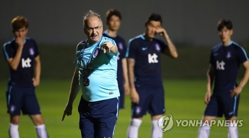 South Korea's national football team head coach Uli Stielike gives direction to the players during their training at a football field in Ras Al Khaimah, the United Arab Emirates, on June 4, 2017. (Yonhap)