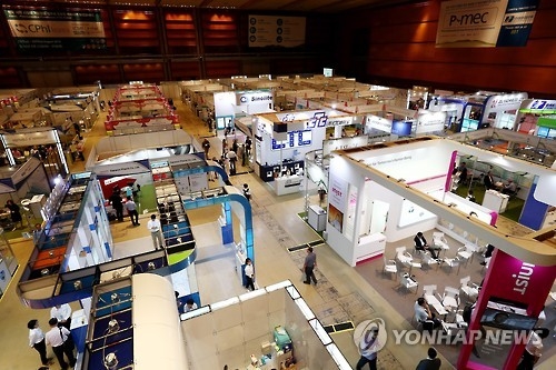 This file photo taken on Aug. 23, 2016, shows South Korea's leading pharma event, CPHI Korea 2016, under way at a convention center in Seoul. The event showcases products in the medical industry. (Yonhap) 