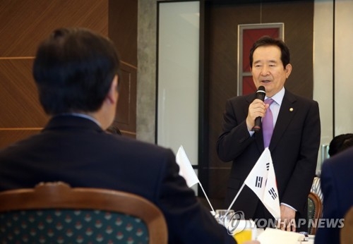 South Korea's National Assembly Speaker Chung Sye-kyun speaks during a lunch meeting with Fukushiro Nukaga, chief of the Japan-Korea Parliamentarians' Union, in Tokyo on June 9, 2017, in this photo provided by the Assembly. (Yonhap)