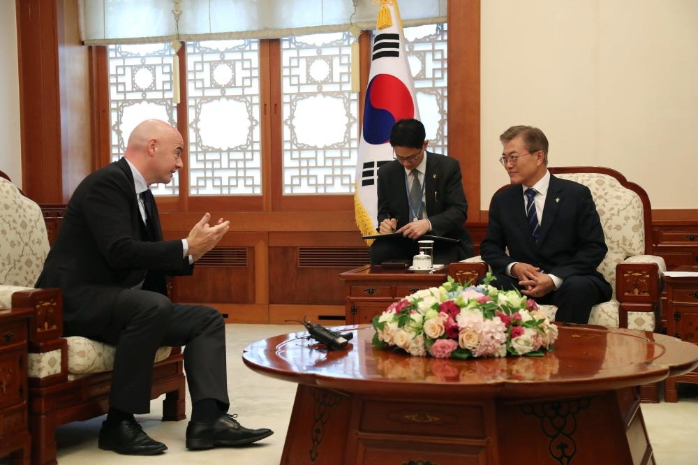South Korean President Moon Jae-in (R) meets with the visiting head of FIFA, Gianni Infantino, at the presidential office Cheong Wa Dae in Seoul on June 12, 2017. (Photo courtesy of Cheong Wa Dae)