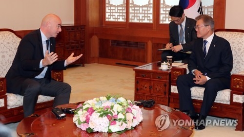 South Korean President Moon Jae-in (R) speaks with FIFA President Gianni Infantino at Cheong Wa Dae, Seoul's presidential office, on June 12, 2017. (Yonhap)