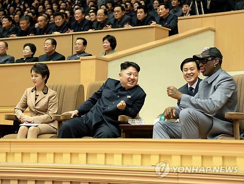 This photo carried by North Korea's main newspaper Rodong Sinmun on Jan. 9, 2014, shows North Korean leader Kim Jong-un (2nd from L) and former U.S. basketball player Dennis Rodman (R) watching a goodwill game held in Pyongyang. (For Use Only in the Republic of Korea. No Redistribution) (Yonhap) 