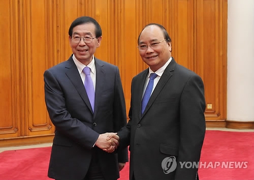South Korean President Moon Jae-in's special envoy, Seoul Mayor Park Won-soon (L), meets with Vietnamese Prime Minister Nguyen Xuan Phuc in Hanoi on May 25, 2017. (Yonhap file photo)