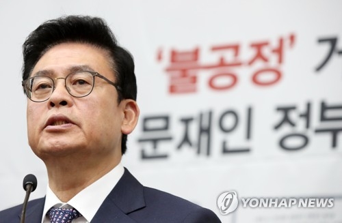 Chung Woo-taik, the floor leader of the main opposition Liberty Korea Party, speaks during a meeting of party lawmakers at the National Assembly in Seoul on June 14, 2017. (Yonhap)