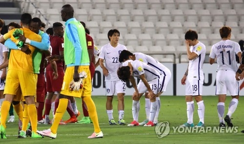 South Korean players (in white) react to their 3-2 loss to Qatar in the teams' World Cup qualifying match at Jassim Bin Hamad Stadium in Doha on June 13, 2017. (Yonhap)
