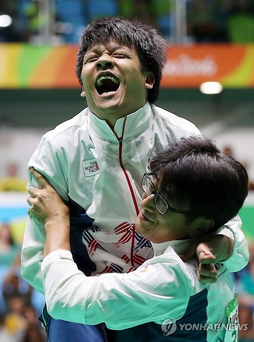 Chung Ho-won (L) and his coach Kwon Chul-hyun (Yonhap file photo)