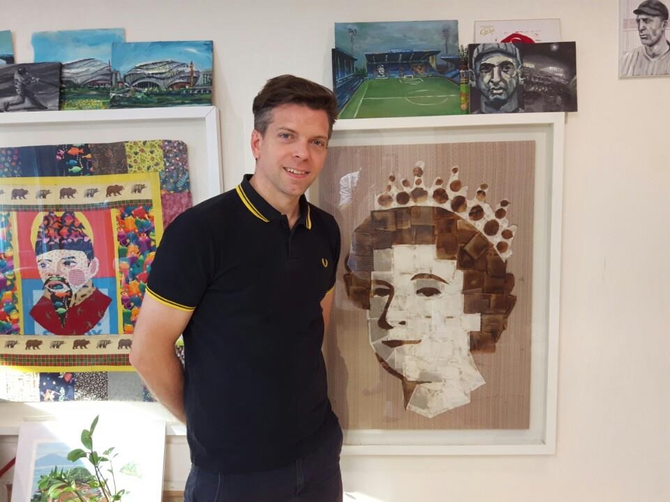 Seoul-based British artist Andy Brown poses next to his portrait of Queen Elizabeth II that's made of tea bags in his Seoul apartment on June 16, 2017. (Yonhap)
