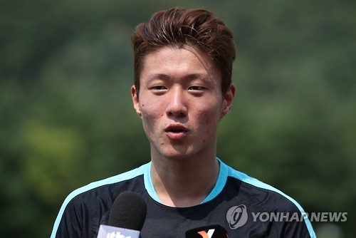 In this file photo taken on Sept. 2, 2016, South Korean striker Hwang Ui-jo speaks to reporters after national football team training at the National Football Center in Paju, Gyeonggi Province. (Yonhap)
