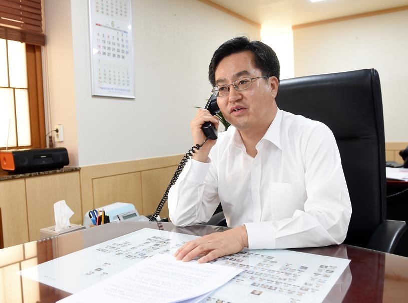 South Korea's Finance Minister Kim Dong-yeon holds telephone talks with his U.S. counterpart Steven Mnuchin in Seoul on June 22, 2017. (Courtesy of the Ministry of Strategy and Finance) (Yonhap)