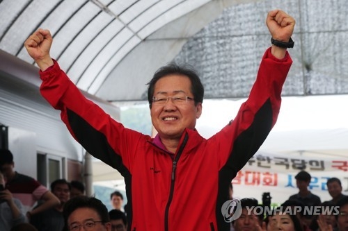 Hong Joon-pyo, the new leader of the main opposition Liberty Korea Party, rejoices after his election victory during a party convention in Namyangju near Seoul on July 3, 2017. (Yonhap)