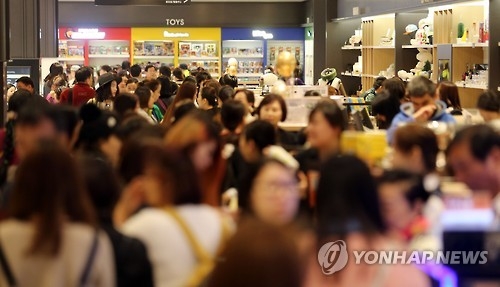 This file photo taken on April 1, 2016, shows Hanwha Galleria Co.'s duty-free store in Seoul crowded with Chinese tourists. (Yonhap) 