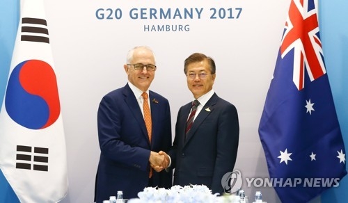 South Korean President Moon Jae-in (R) and Australian Prime Minister Malcolm Turnbull shake hands before holding bilateral talks on the sidelines of the G-20 summit in Hamburg, Germany, on July 8, 2017. (Yonhap)